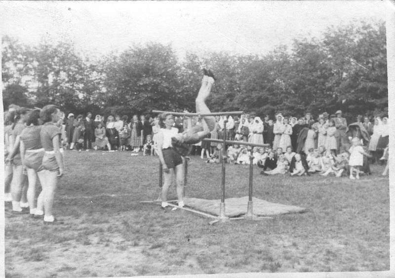 Cvičení na nářadí v Drnholci v padesátých letech.