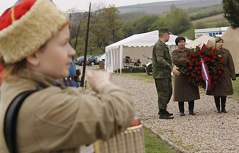 U starovičského památníku s tankem se uskutečnil pietní akt ke vzpomínce padlých rudoarmějců.