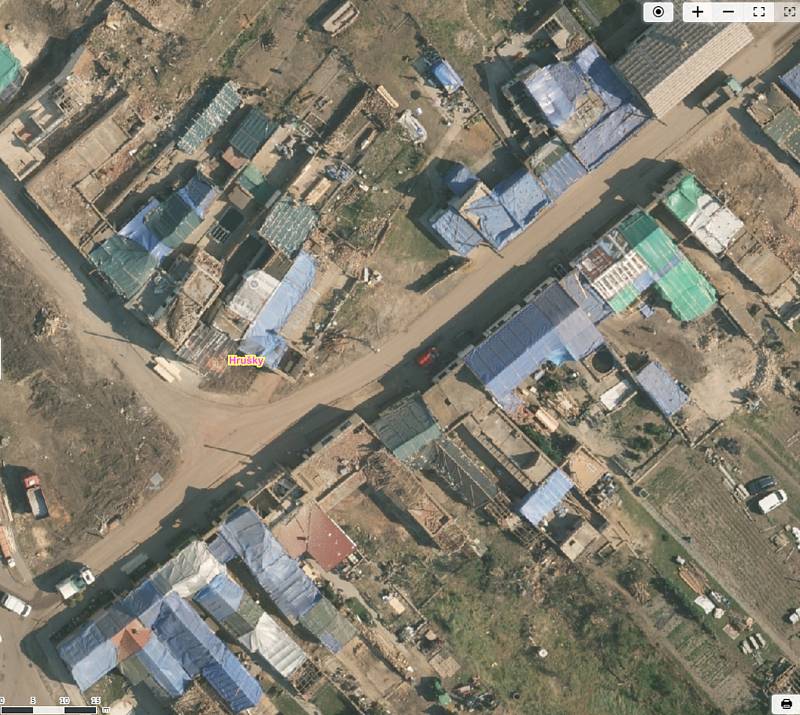 Letecké snímky zachycující pohled na obce zasažené tornádem. A to v roce 2018 před katastrofou, krátce po ní a na konci července. Na snímku Hrušky.