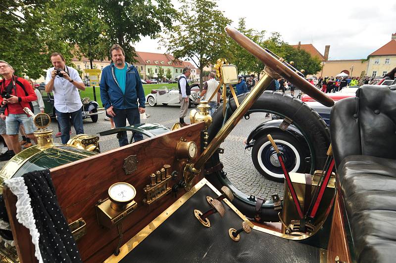 Jihem Moravy projel Pálavský Oldtimer. Předválečným veteránům mávali lidé především v Lednicko valtickém areálu.