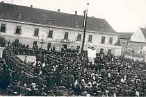 Vznik Československa 28. října 1918 oslavili lidé v ulicích. Davy se sešly i v centru Pohořelic. Češi vyvěsili prapor, zazněly proslovy, vlastenci zpívali. V pozadí fotografie je vidět místní hotel Pfann.