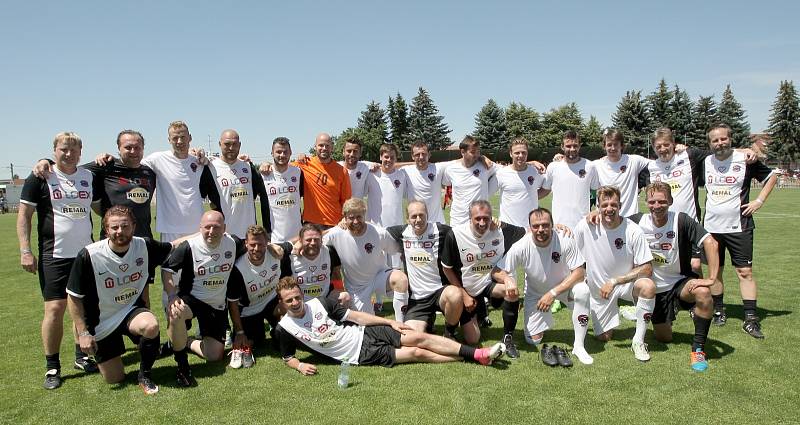  Sobotní charitativní fotbalový turnaj sportovních a hereckých osobností v Mikulově vyhrál tým pořádajícího hokejisty Jakuba Voráčka.