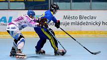 Břeclavští hokejisté (v modrém) dokázali v rámci první ligy na domácím stadionu deklasovat béčko brněnského Mission Rollers 10:3.
