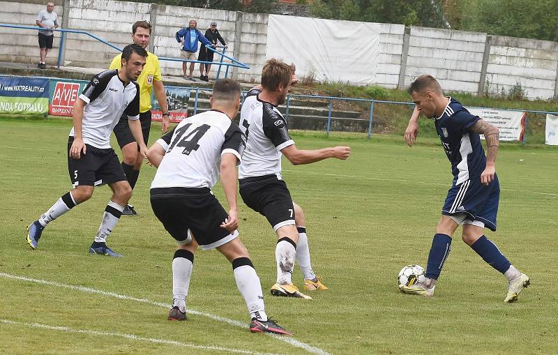 Fotbalisté Břeclavi (v modrých dresech) porazili Havlíčkův Brod 1:0.