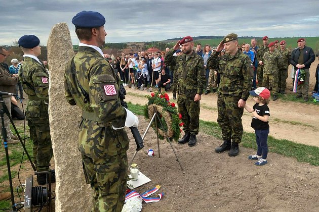 FOTO: Parašutisty připomíná lipová alej. Vysázeli ji na Třebíčsku