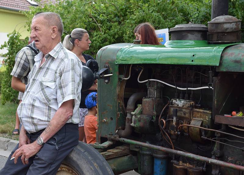Podivínští v sobotu dopoledne odstartovali jubilejní desátý ročník traktoriády Podivínský mazec.