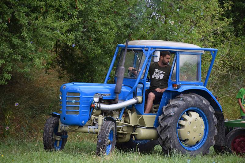 V Podivíně měli sraz majitelé továrních i doma vyrobených traktorů