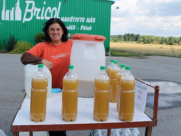 Mezi Sedlecem a Valticemi začala prodávat Soňa Machučová první burčák z odrůdy Irsai Oliver. Za první necelé dvě hodiny ho udala deset litrů.