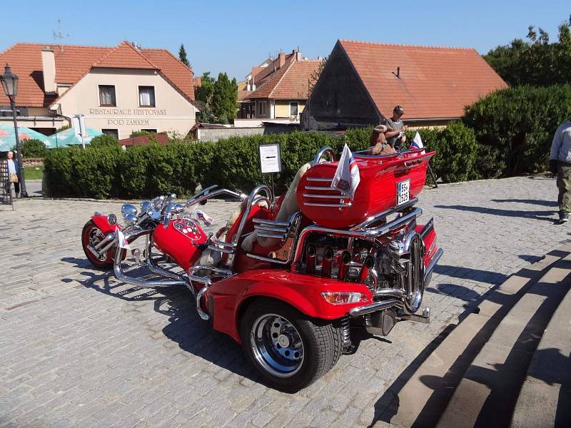 Ve Valticích se v sobotu konal motosraz. Bylo na něm k vidění celkem sto padesát motorek. Zúčastnil se ho i motocyklový závodník Jakub Kornfeil.