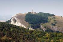 Letecký snímek vrchu „Děvín“ na Pálavě s doklady existence hradisek z doby bronzové.