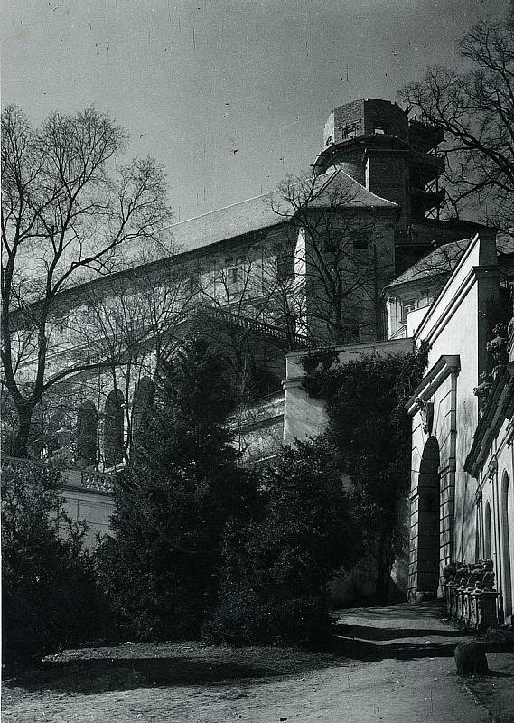Pohled z Čestného nádvoří na probíhající opravu mikulovského zámku, 50. léta 20. stol.