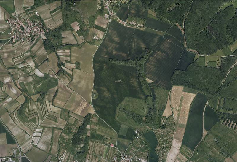 Nové letecké snímky Chráněné krajinné oblasti Pálava ukazují, jak se změnil ráz této oblasti během dvou let. Na snímku Děvín v srpnu 2018