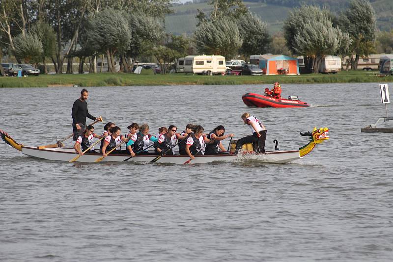 Pasohlávky hostily závody dračích lodí a festival s šedesáti druhy piv.