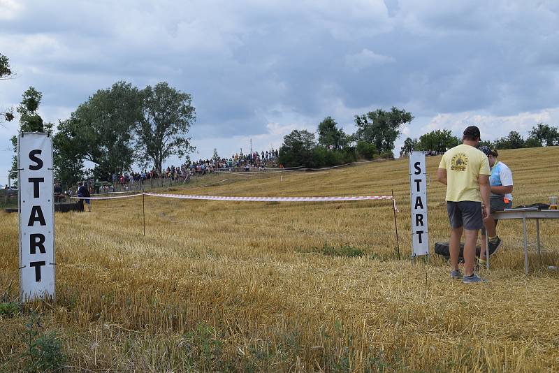 Podivínští v sobotu dopoledne odstartovali jubilejní desátý ročník traktoriády Podivínský mazec.