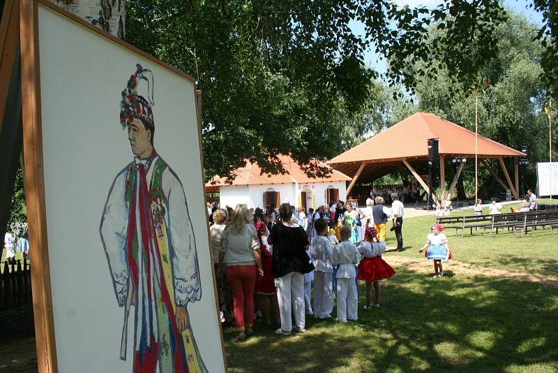 Folklorní slavnosti v Tvrdonicích a Krumvíři se obešly bez deště.