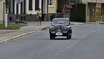 Účastníci tradiční jízdy historických automobilů 1000 mil československých projeli ve čtvrtek Lanžhotem.