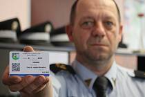 Velitel břeclavských strážníků Stanislav Hrdlička ukazuje parkovací kartu s QR kódem. 