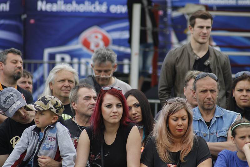 Návštěva Euro Bike Festu v Pasohlávkách nabízí pohled na nevšední motorky i doplňky jezdců. Příchozí si mimo jiné vychutnávají koncerty nebo souboje bijců ve středověké zbroji.