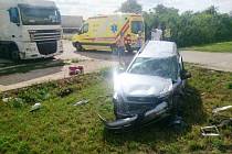 Na silnici mezi Velkými Němčicemi a Hustepečemi se srazila tři osobní a jedno nákladní auto.