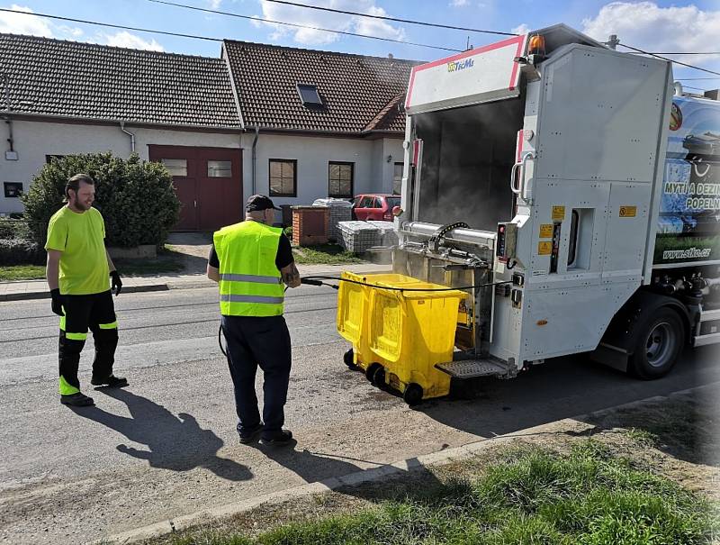 Mikulovská svozová společnost odstartovala mytí a dezinfekci nádob určených na plasty, směsný komunální či bioodpad