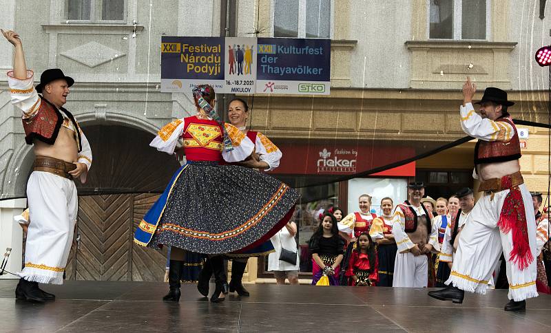 Tradiční festival Národů Podyjí ukazuje již přes dvacet let pestrost pohraničního kraje, ale i celé Moravy.