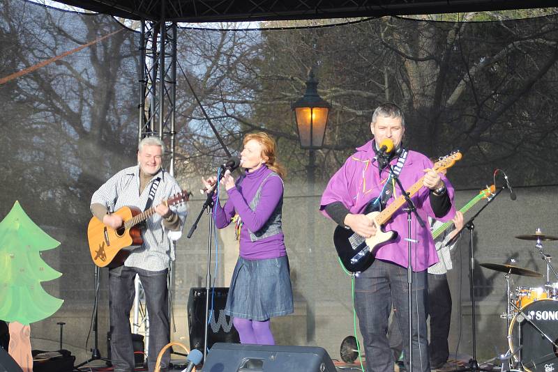 Taneční country skupina Lednický ranč rozparádila letošní lednický vánoční jarmark.