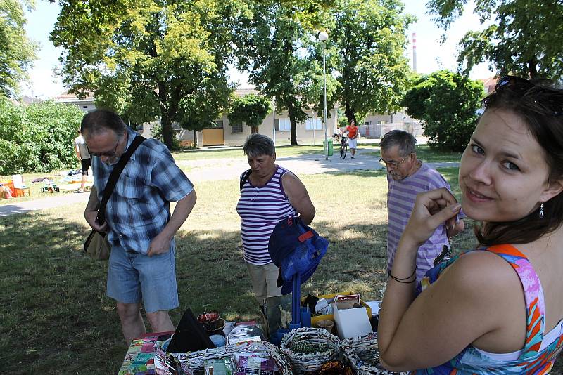 Na břeclavský bleší trh v parku před evangelickým kostelem zavítaly desítky návštěvníků. 