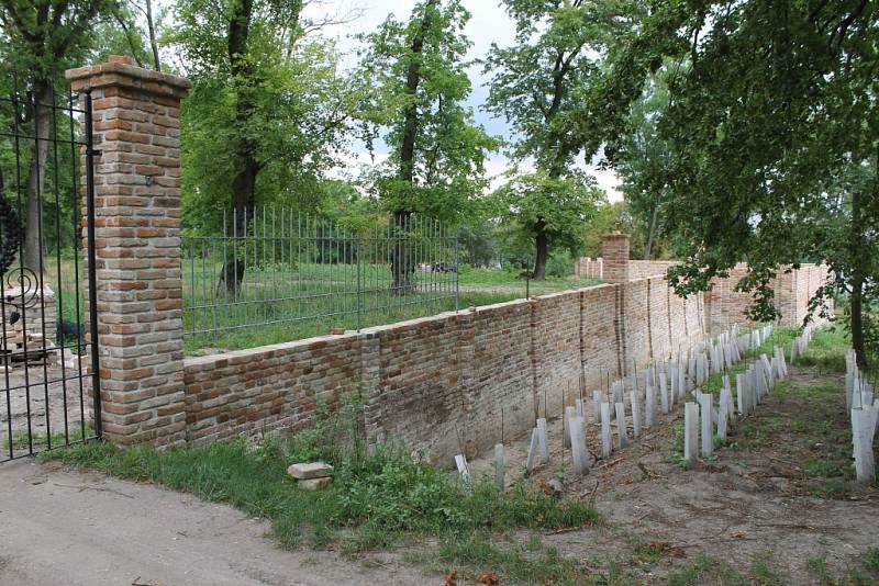 Opravy zámečku Insel u Mikulova postupují rozvážně. Stavebníci už zapracovali například na části vysoké zdi a bastionu. Vchod střeží brána s vinařskými symboly a iniciálou současných majitelů. V blízkém okolí se nachází také sporně vysazený vinohrad.