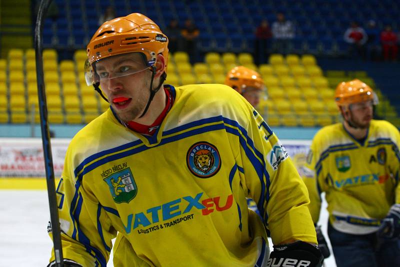 Břeclavští hokejisté (ve žlutém) porazili brněnskou Techniku 3:2 v prodloužení.