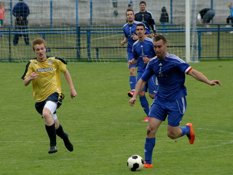 Fotbalisté Břeclavi (ve žlutém) pomýšleli proti Lednici alespoň na bod. V závěru o něj přišli.