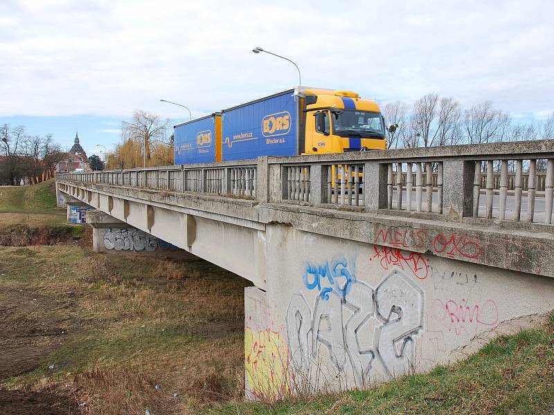 Silniční most v břeclavské městské části Poštorná je ve špatném stavu. Čeká na opravu.