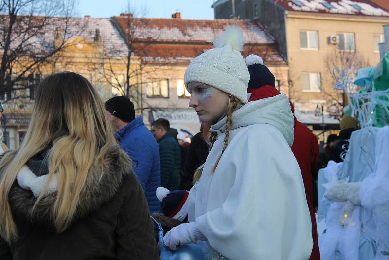 Hustopečské náměstí opět ožilo soutěžním kláním o nejlepší punč. Cenu si odneslo Ledové království.