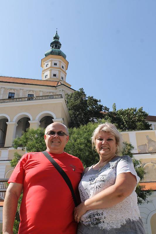 Turisté přes léto s oblibou navštěvují Břeclavsko a hlavně Mikulov. Kvůli tamním památkám i vínu.