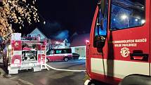 K požáru rodinného domu vyjížděli hasiči v pátek po páté hodině ráno.