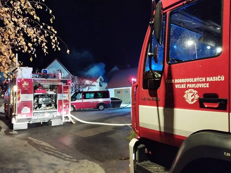 K požáru rodinného domu vyjížděli hasiči v pátek po páté hodině ráno.