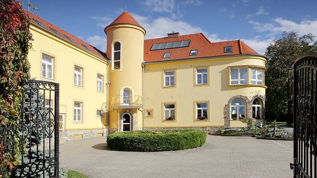 Hotel Apollon ve Valticích na Břeclavsku je na prodej. Udávaná cena historické budovy v dubnu 2021 na realitním webu je 32 milionů korun.