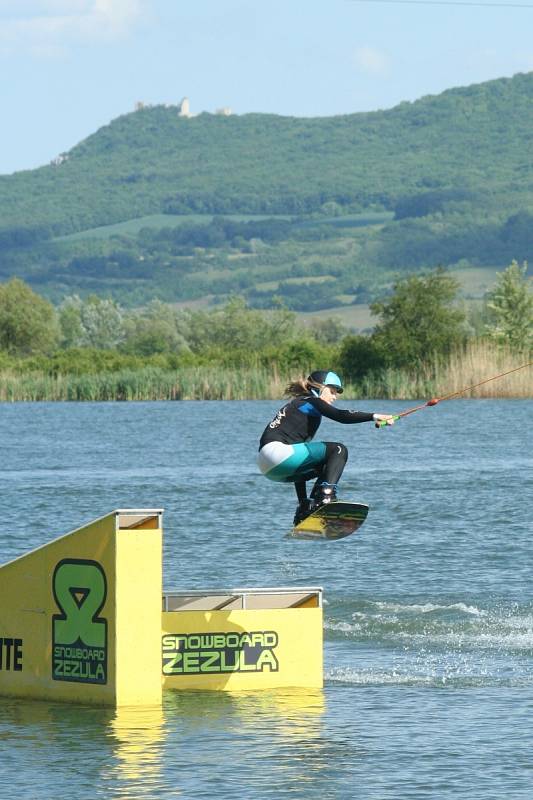 Tisíce lidí přilákal do pasohláveckého kempu Merkur dvoudenní zahajovací program nové turistické sezony. Největší taháky, kterými byly kapely Citron, Škwor, Iné Kafe a Kristina, doplnilo vystoupení několika úspěšných souborů z okolí.