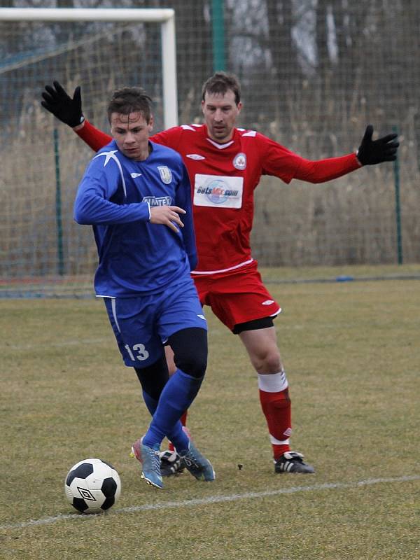 Břeclavští fotbalisté (v modrém) zvládli generálku na třetí ligu. V Sedleci porazili Vyškov.