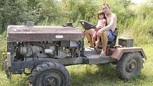 Po domácku vyrobené traktory závodily v sobotu po poledni na Panském kopci u Podivína. Přijeli domácí i nadšenci ze širokého okolí. Soutěžili v jízdě terénem na čas či v couvání s vlečkou.
