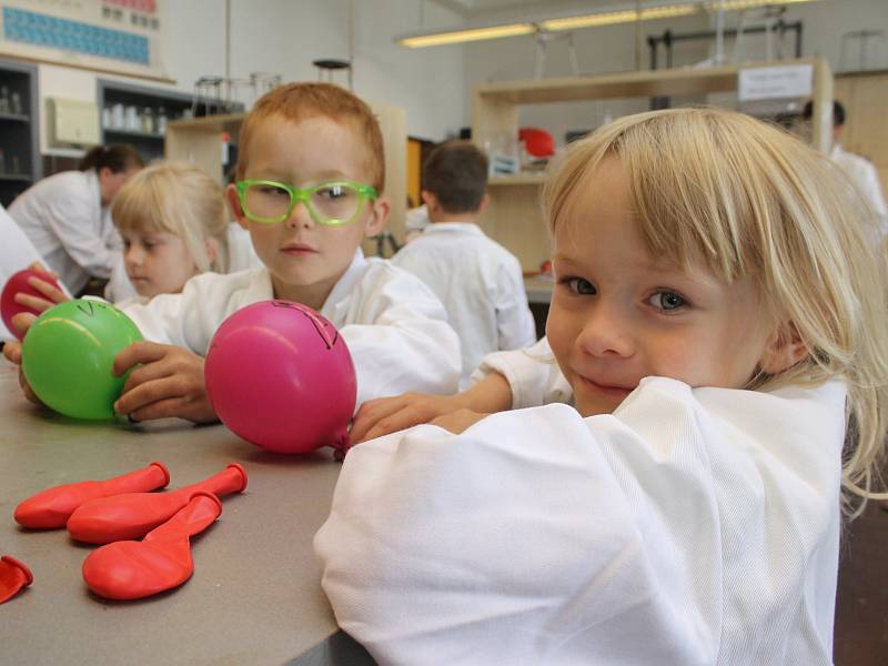 Studenti břeclavského gymnázia dělali ve čtvrtek pro děti z mateřské školy různé fyzikální a chemické zábavné pokusy. V biologii si děti vyzkoušely například mikroskopování.