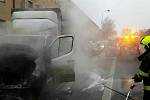 V břeclavské ulici Lidická hořelo v pátek odpoledne nákladní auto. Odhad škody byl 400 tisíc korun.