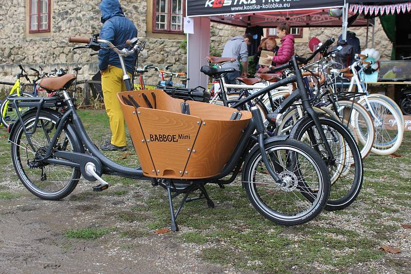 U Janova hradu u Podivína se sešli v sobotu příznivci kola Brompton. Při Festivalu Cyklospecialit se uskutečnil závod, ale i soutěž ve skládání anglických skládacích kol.