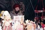 V zasněžené vánoční atmosféře procházeli v sobotu lidé mikulovským náměstím mezi stánky tradičního vánočního jarmarku.