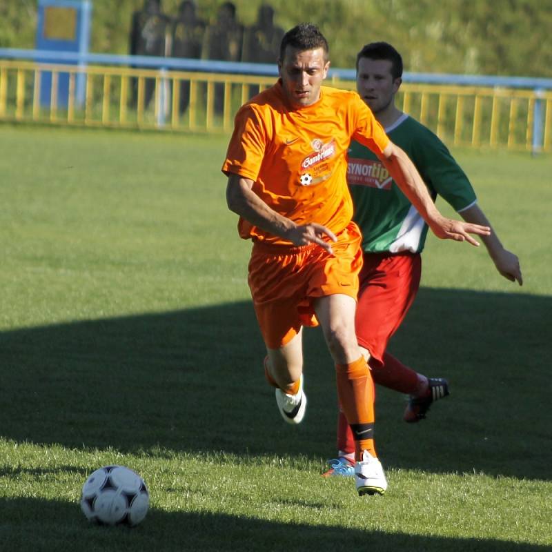 Hlohovec (v zeleném) podlehl v okresním derby Charvátské Nové Vsi vysoko 1:5.