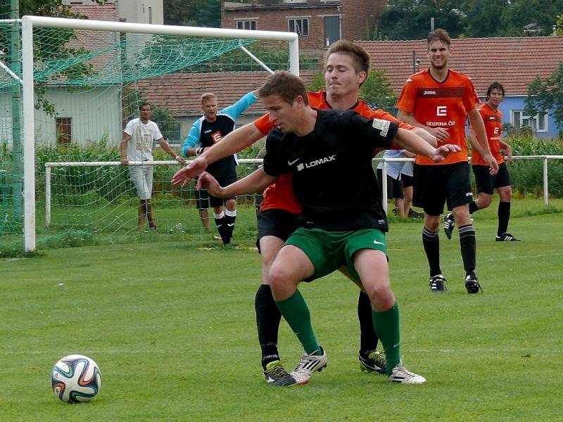 Bořetičtí fotbalisté (v černém) se s krajským pohárem rozloučili porážkou od Ivančic. 