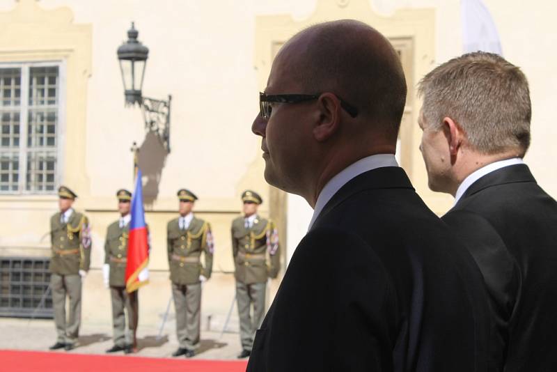 Společné zasedání vlád České republiky a Slovenska hostí Valtice. Premiéři Sobotka a Fico se i se svými kabinety sešli na zámku.