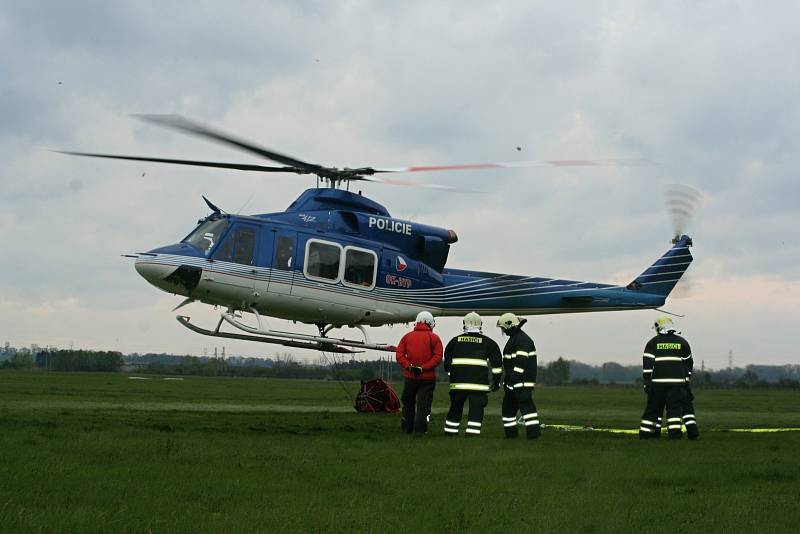 V Břeclavi se uskutečnilo společné cvičení hasičů a letecké služby. Cílem bylo vyladit souhru při likvidaci rozsáhlých požárů trávy či lesa.