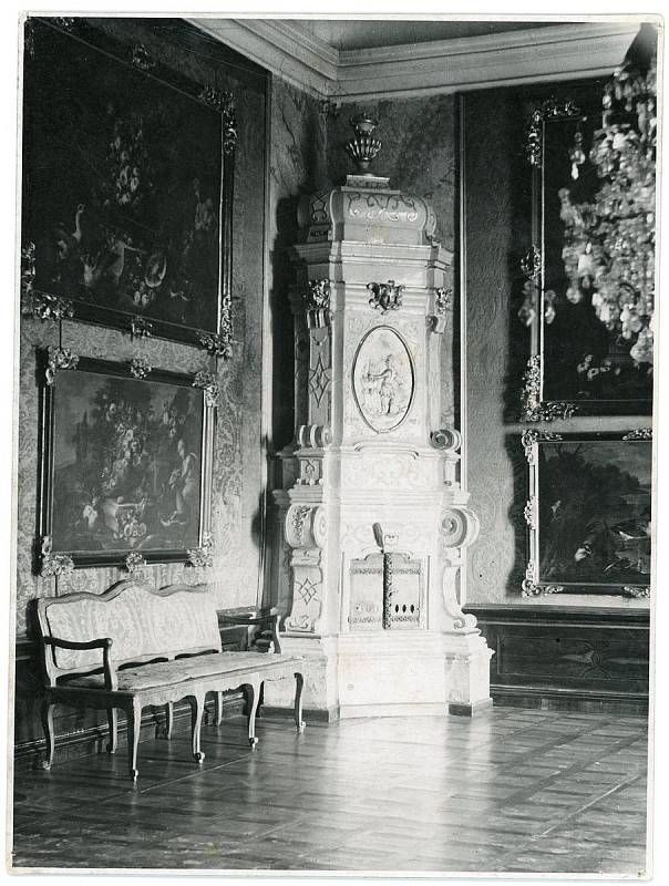 Kamna v jídelně mikulovského zámku, před rokem 1945.