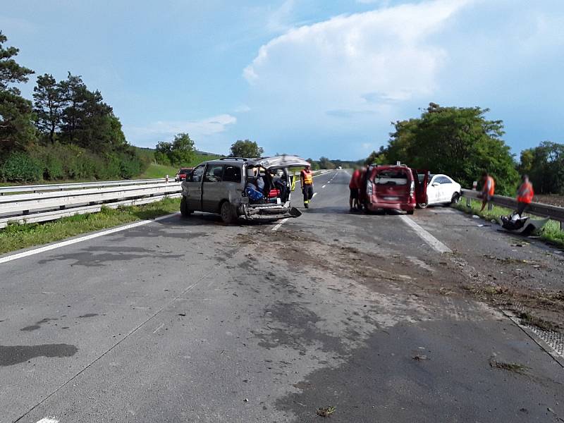 Hromadná nehoda tří aut na dálnici D2 u Uherčic.
