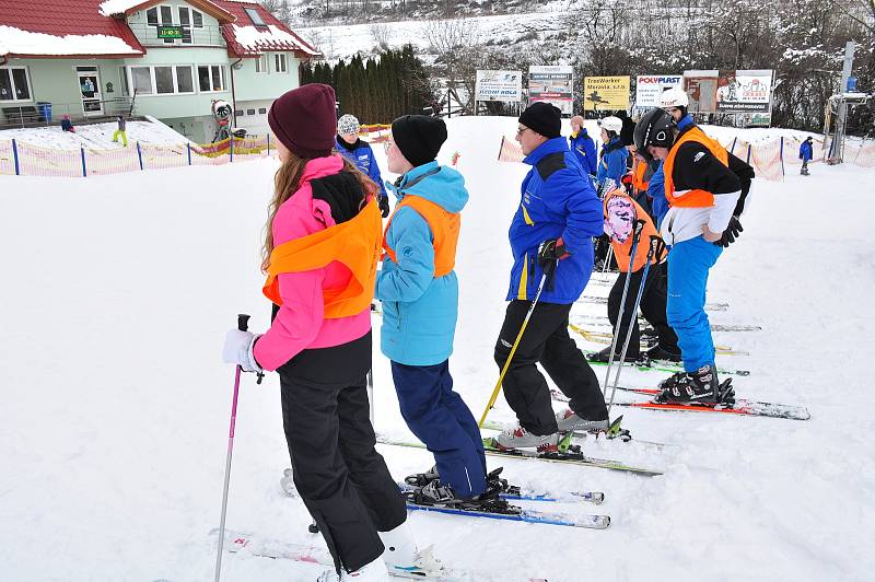 Unikátní lyžařský areál v Němčičkách na Břeclavsku zahájil sezónu. Přírodní sníh doplnila děla.